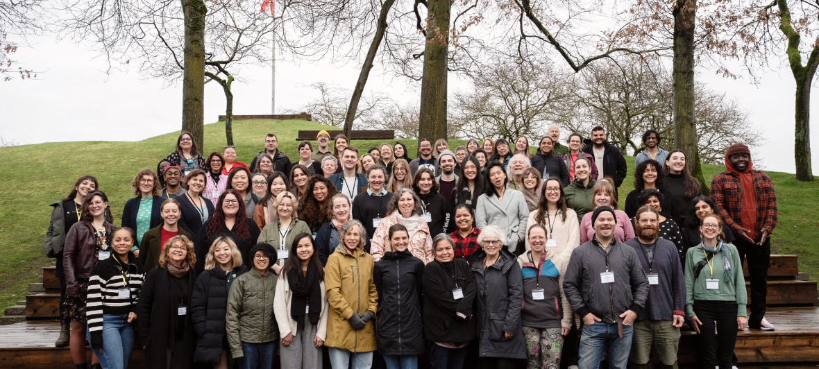 Un groupe de participantes et participants souriants sont réunis à l’extérieur au Rassemblement de la C.-B.